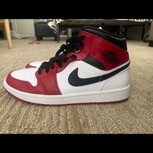 Jordan 1 Mid Chicago’s